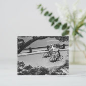 人および男の子のサイクリング ポストカード (スタンド正面)