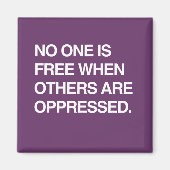 人が圧迫されると自由になる者は無い マグネット (正面)