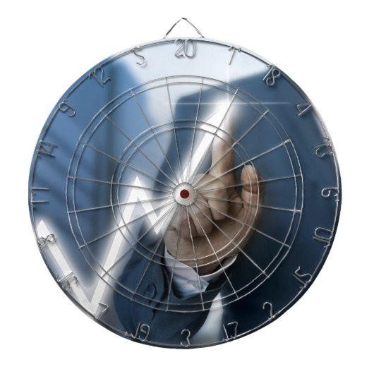 人が株価タッチスクリーンコンセプトを引き出す ダーツボード (正面)