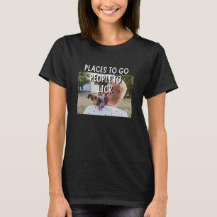 人が犬や飼い主をなめる場所 Tシャツ