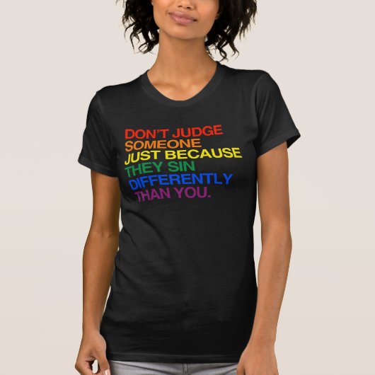 人それぞれ罪を犯すのだから人を裁くな Tシャツ (正面)