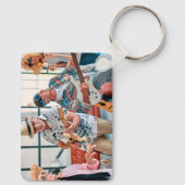 人とキーチェーンをつなぐピンクの音楽 キーホルダー (裏面)