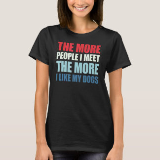 人と会うほど犬が好きだ Tシャツ