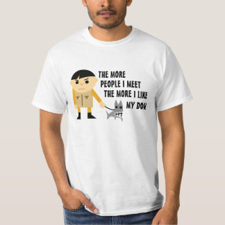 人と会えば会うほど犬が好きだ Tシャツ