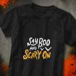 人にブーと怖い声を出す |面白いハロウィーン Tシャツ<br><div class="desc">"Say Boo and Screar On"引用文付き面白いハロウィーンシャツ。利用可能： http://www.zazzle.com/selectpartysupplies</div>