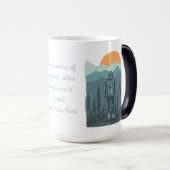 人に合わせた荒野ハイカーの女性 モーフィングマグカップ (正面右)