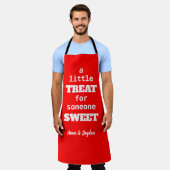 人に少し甘い物を与える | 赤バレンタイン エプロン (着用した状態)