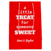 人に少し甘い物を与える | 赤バレンタイン ミディアムペーパーバッグ (裏面)