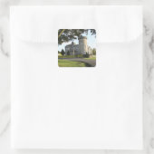 人のいないドロモランド城の脇入口 スクエアシール (バッグ)