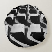 人のいない椅子のグレースケール写真 ラウンドクッション (裏面)