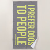 人のタオルより犬のタオルが好き ビーチタオル (正面)