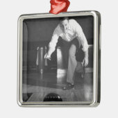 人のボーリング メタルオーナメント (左)