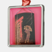 人の保護を描写している4つの場合inro メタルオーナメント (左)