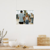 人の前で手の重さを持ち上げる男女 ポスター (キッチン)