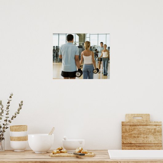 人の前で手の重さを持ち上げる男女 ポスター (キッチン)