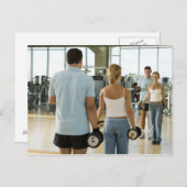 人の前で手の重さを持ち上げる男女 ポストカード (正面/裏面)