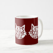 人の前の猫 コーヒーマグカップ (正面右)