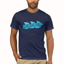 人の青い海および海軍Tシャツの上の波
