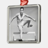 人の飛び越すこと メタルオーナメント (左)