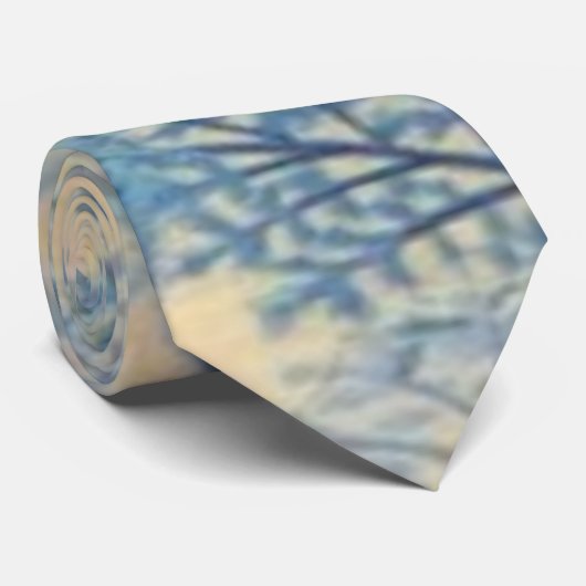 人の首のタイを向く"熱帯海の青の葉" ネクタイ (ロール)