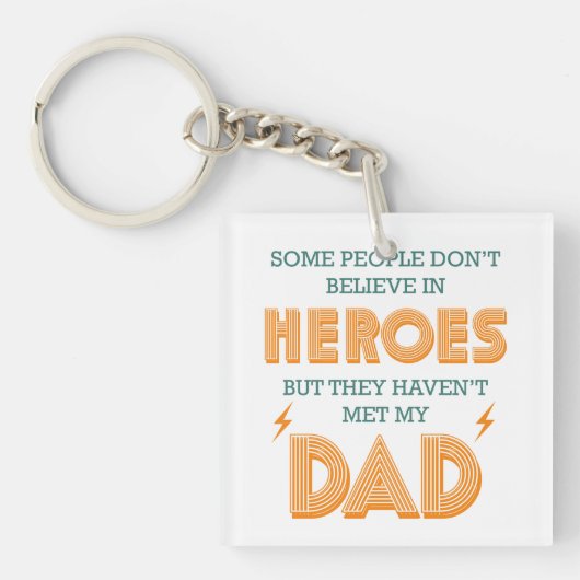 人はヒーローを信じていない 私のパパに会ったことがないだけ キーホルダー (正面)