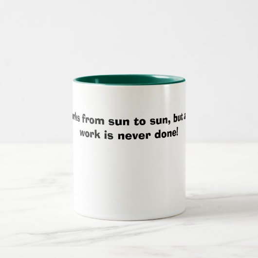 人は太陽から太陽に、女性の仕事…働きます ツートーンマグカップ (中央)