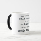 人は彼がおもしろいを真剣に取るので苦しみます モーフィングマグカップ (正面左)