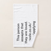 人は彼らが愛されていることを受け入れる。 バスタオルセット (ハンドタオル)