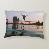 人は水の体に飛ぶ アクセントクッション (裏面)