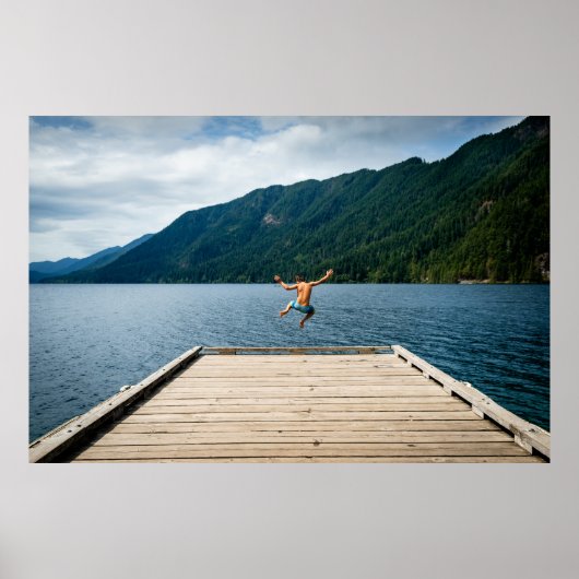 人は海の近くでジャンプ ポスター (正面)