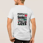 人は金を稼ぐが恋を見つけることができない トライブレンドＴシャツ (裏面)