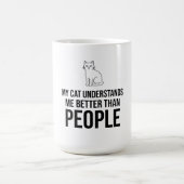 人より猫の方が私のことをわかってるわ（皮肉） コーヒーマグカップ (中央)