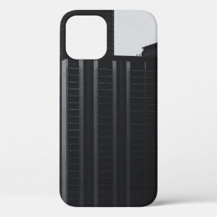 人よ飛んでいるり上の鳥がエッフェルタワー近くを歩く iPhone 12ケース