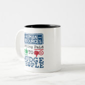 人を判断するために人材が稼がれる ツートーンマグカップ (正面左)