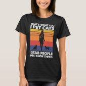 人を刺す猫を飼っていて、猫の愛らしさを知っている Tシャツ (正面)