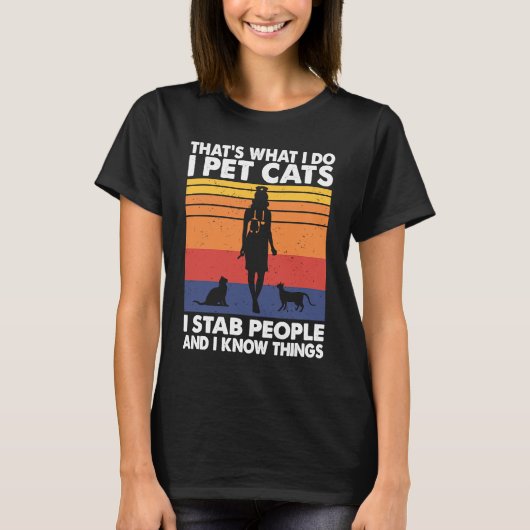 人を刺す猫を飼っていて、猫の愛らしさを知っている Tシャツ (正面)