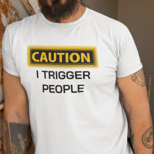 人を引き起こす注意おもしろい Tシャツ