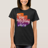 人を挙げて起きる Tシャツ (正面)