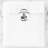 人を撮るレトロ写真家のカメラB&W ラウンドシール (バッグ)