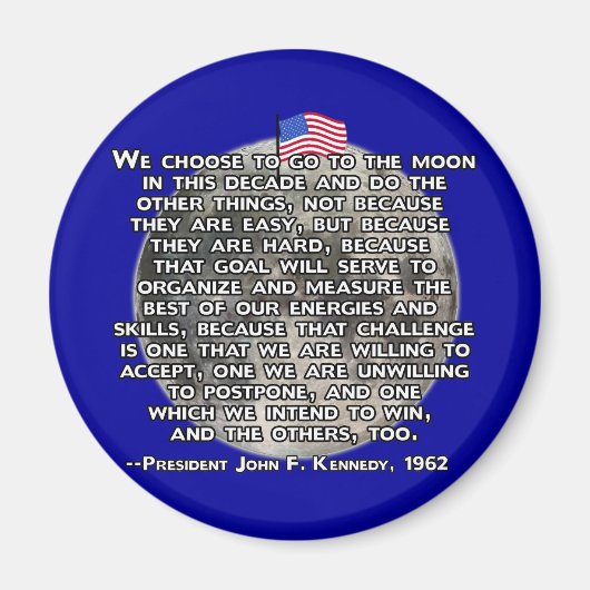 人を月に送ったJFK引用文 マグネット (正面)