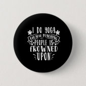 人を殴るのは眉をひそめるからヨガをする 缶バッジ (正面)
