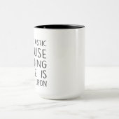 人を殴るのは眉をひそめるから皮肉だ… マグカップ (中央)