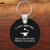 人を殴るのは違法だから金属を打つ キーホルダー (正面)