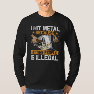 人を殴るのは違法だから金属を打つ Tシャツ