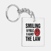 人前で微笑むのは法に反する キーホルダー (正面左)