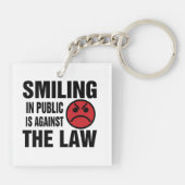 人前で微笑むのは法に反する キーホルダー (裏面)
