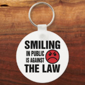 人前で微笑むのは法に反する キーホルダー (正面)