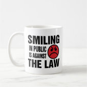 人前で微笑むのは法に反する コーヒーマグカップ (左)
