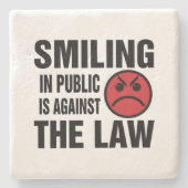 人前で微笑むのは法に反する ストーンコースター (正面)