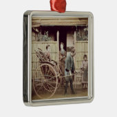 人力車の女性、c.1890s (着色された写真) メタルオーナメント (右)